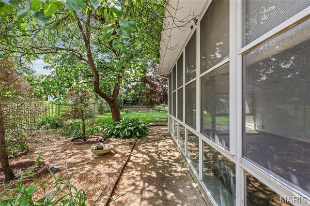 8970 S Laclede Station Road, St Louis, MO 63123