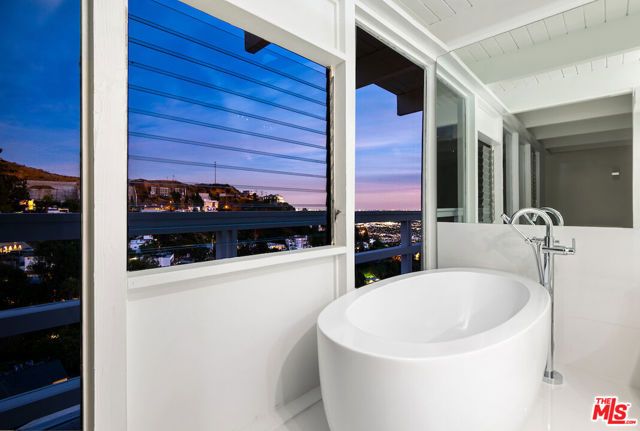 1556 Viewsite Drive, Los Angeles, CA 90069