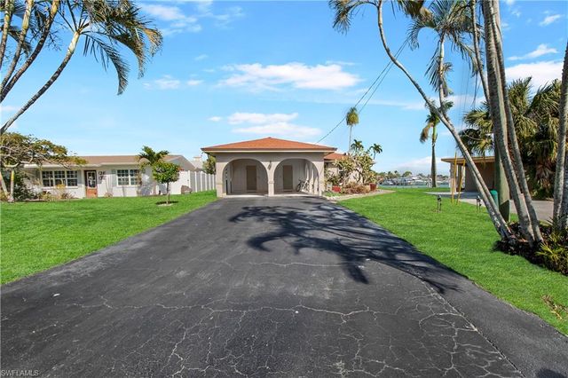 125 Pago Pago DR E, Naples, FL 34113