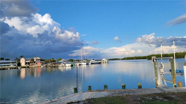 125 Pago Pago DR E, Naples, FL 34113