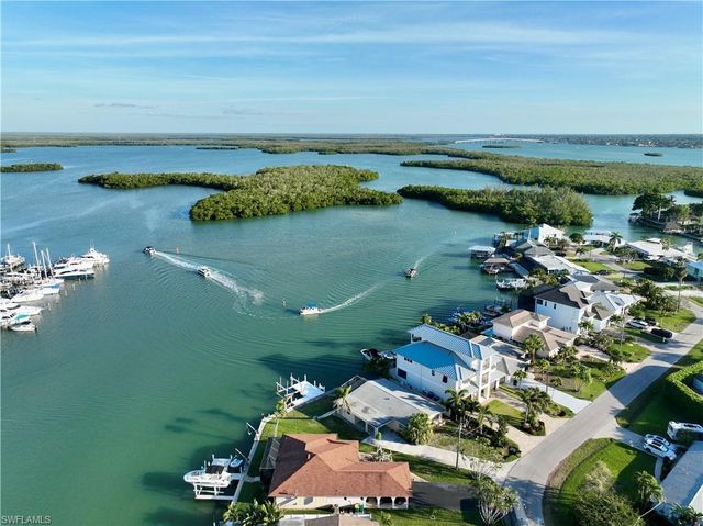 125 Pago Pago DR E, Naples, FL 34113