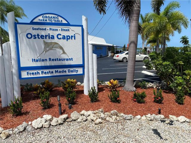 125 Pago Pago DR E, Naples, FL 34113