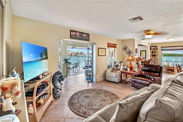 125 Pago Pago DR E, Naples, FL 34113