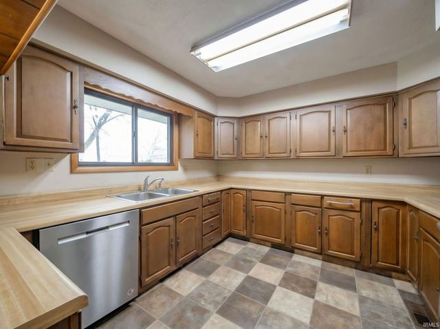 2136 N West Raintree Drive, New Castle, IN 47362