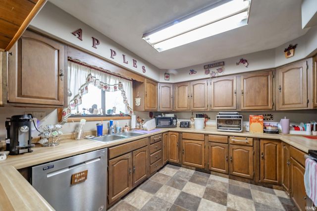 2136 N West Raintree Drive, New Castle, IN 47362