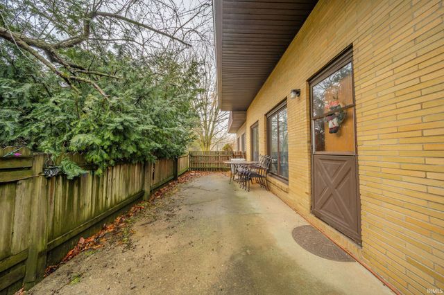 2136 N West Raintree Drive, New Castle, IN 47362