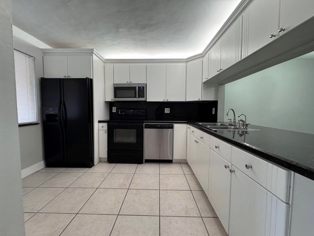 193 Lakeview Drive 205, Weston, FL 33326