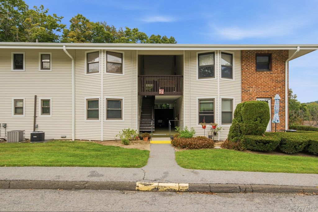 27 Walden Court F, Yorktown Heights, NY 10598 — exterior