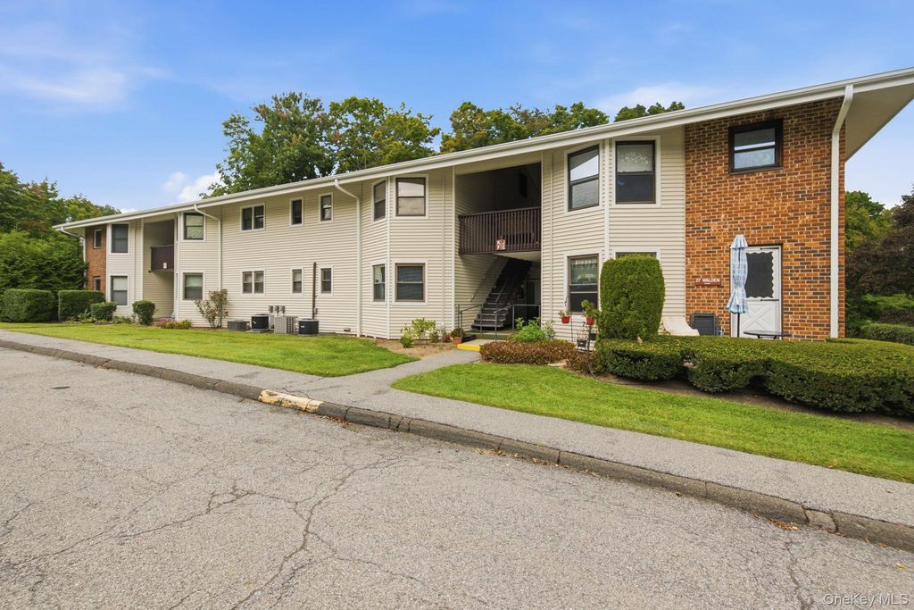27 Walden Court F, Yorktown Heights, NY 10598 — photo 2