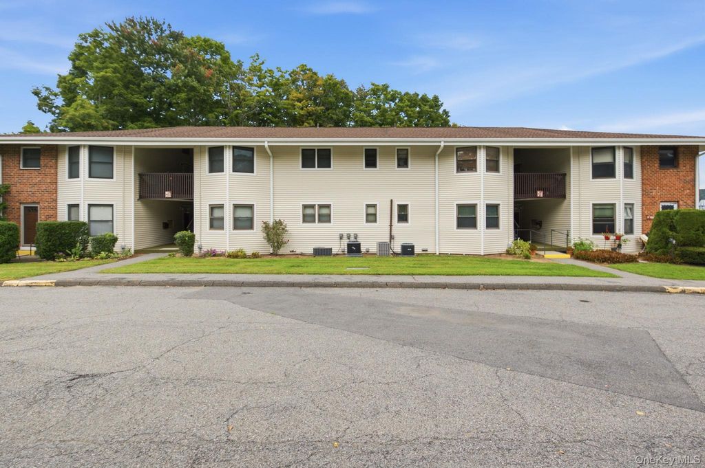 27 Walden Court F, Yorktown Heights, NY 10598 — photo 3