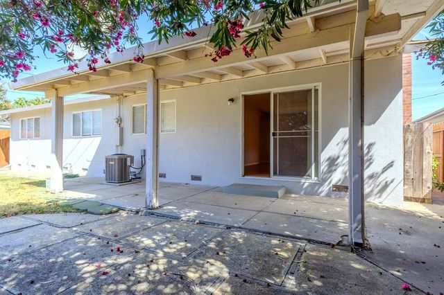 1214 W Downs St, Stockton, CA 95207