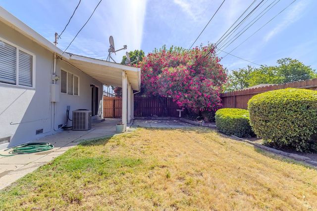 1214 W Downs St, Stockton, CA 95207