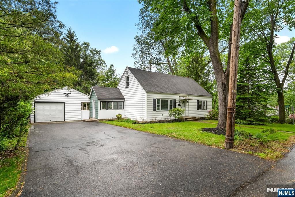 85 Serpentine Road, Demarest, NJ 07627
