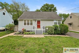 8 Parkway Place, Sayreville, NJ 08859