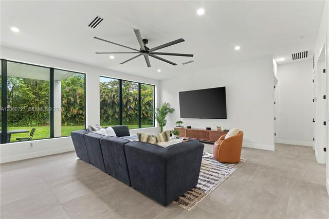 360 Holly Ln, Plantation, FL 33317