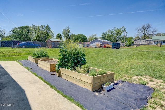300 West Chilhowie Avenue, Johnson City, TN 37604