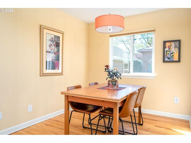 8922 Se MARKET St, Portland, OR 97216