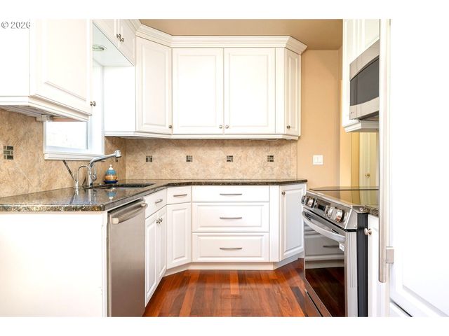 8922 Se MARKET St, Portland, OR 97216