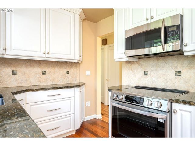 8922 Se MARKET St, Portland, OR 97216