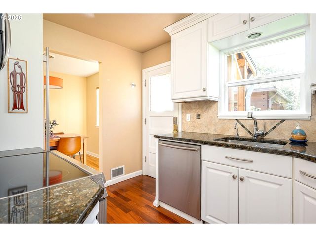 8922 Se MARKET St, Portland, OR 97216