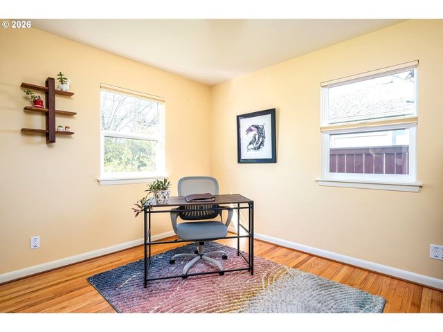 8922 Se MARKET St, Portland, OR 97216