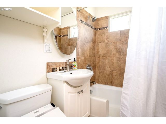 8922 Se MARKET St, Portland, OR 97216