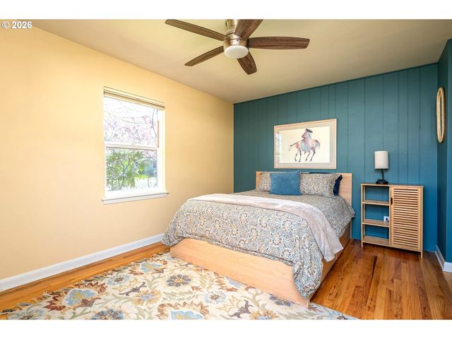 8922 Se MARKET St, Portland, OR 97216