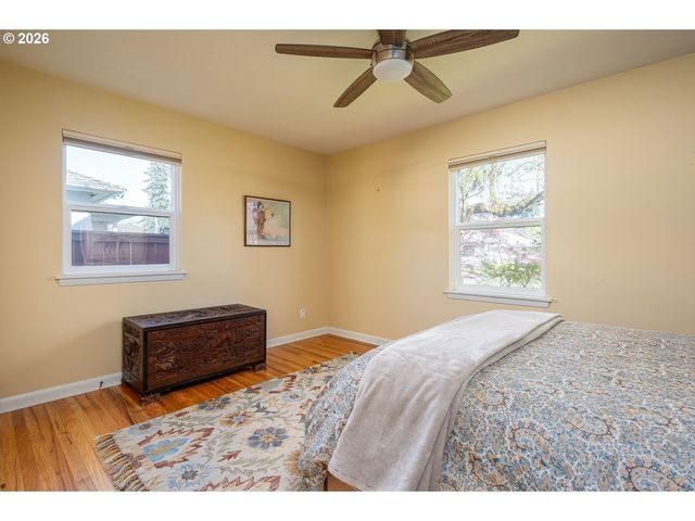 8922 Se MARKET St, Portland, OR 97216