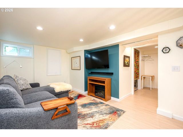 8922 Se MARKET St, Portland, OR 97216