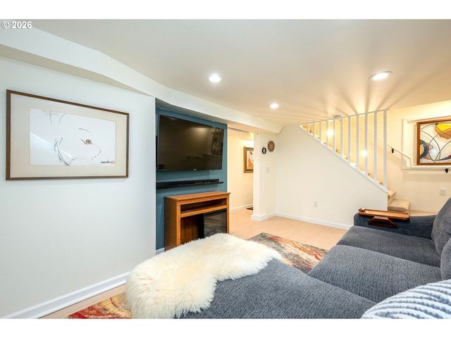 8922 Se MARKET St, Portland, OR 97216