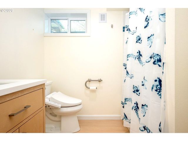 8922 Se MARKET St, Portland, OR 97216