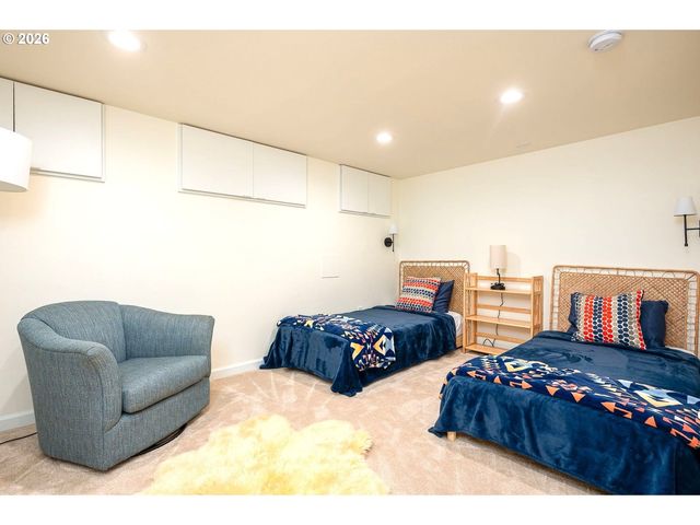 8922 Se MARKET St, Portland, OR 97216