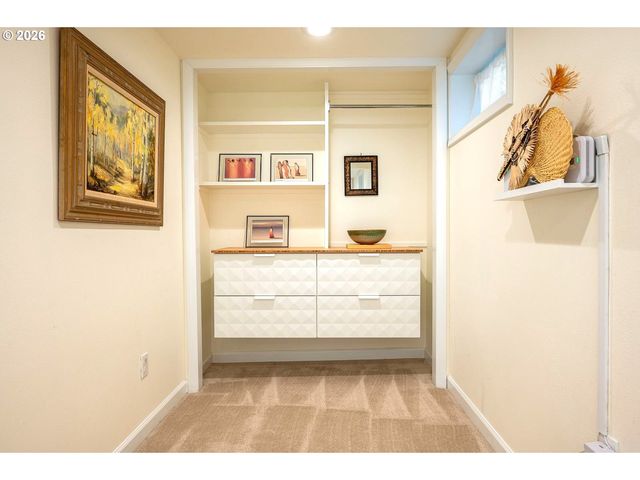 8922 Se MARKET St, Portland, OR 97216