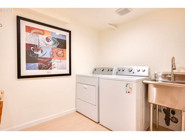 8922 Se MARKET St, Portland, OR 97216