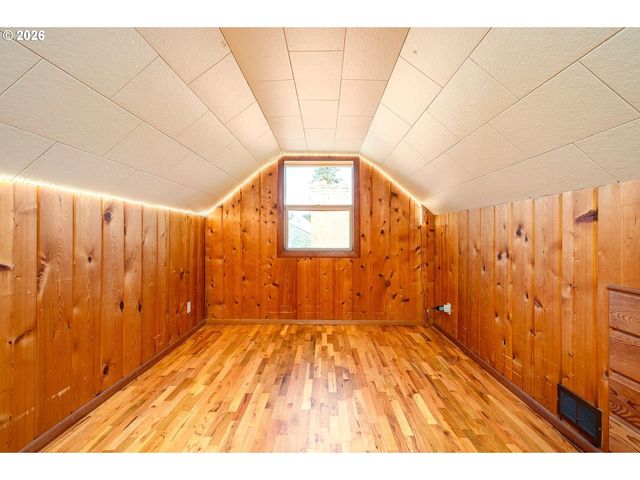 8922 Se MARKET St, Portland, OR 97216