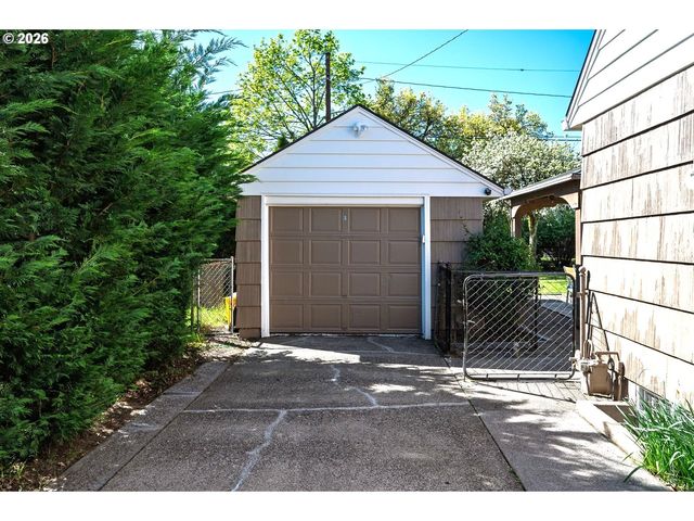 8922 Se MARKET St, Portland, OR 97216