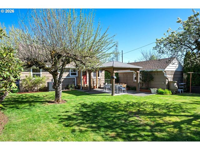 8922 Se MARKET St, Portland, OR 97216