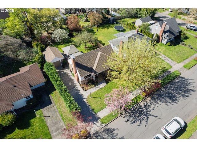 8922 Se MARKET St, Portland, OR 97216