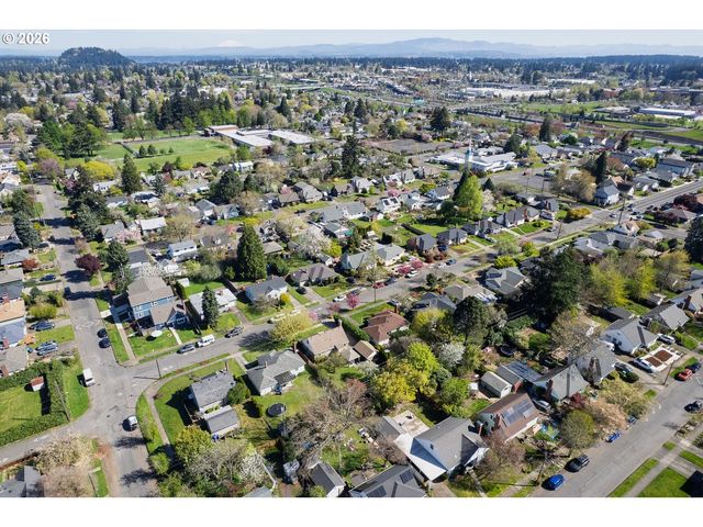 8922 Se MARKET St, Portland, OR 97216