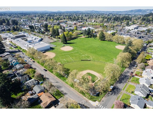 8922 Se MARKET St, Portland, OR 97216