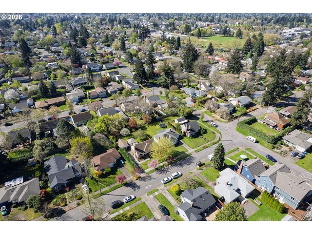 8922 Se MARKET St, Portland, OR 97216