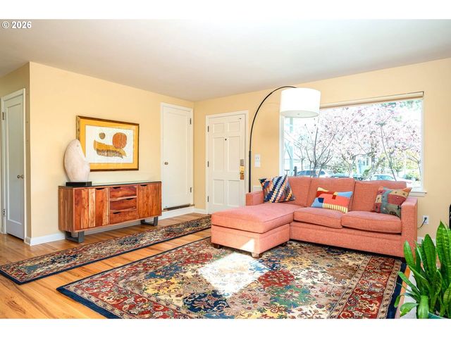 8922 Se MARKET St, Portland, OR 97216