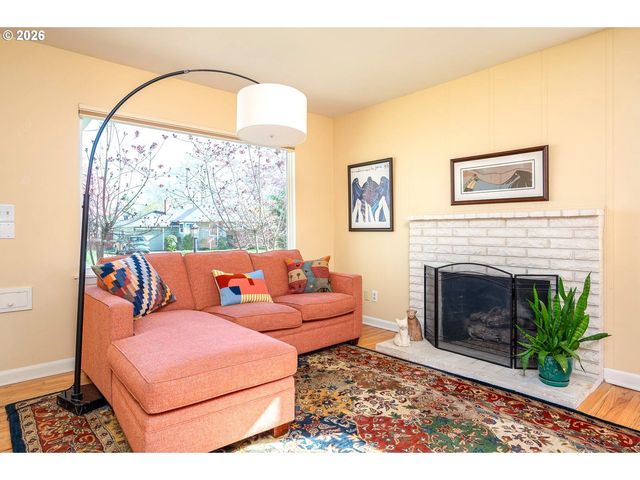 8922 Se MARKET St, Portland, OR 97216