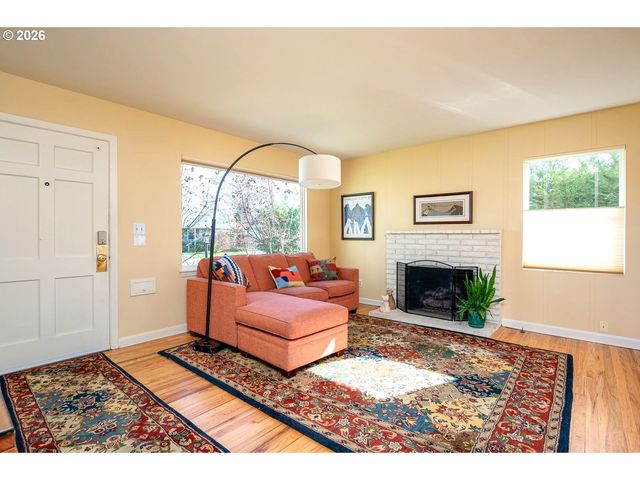 8922 Se MARKET St, Portland, OR 97216