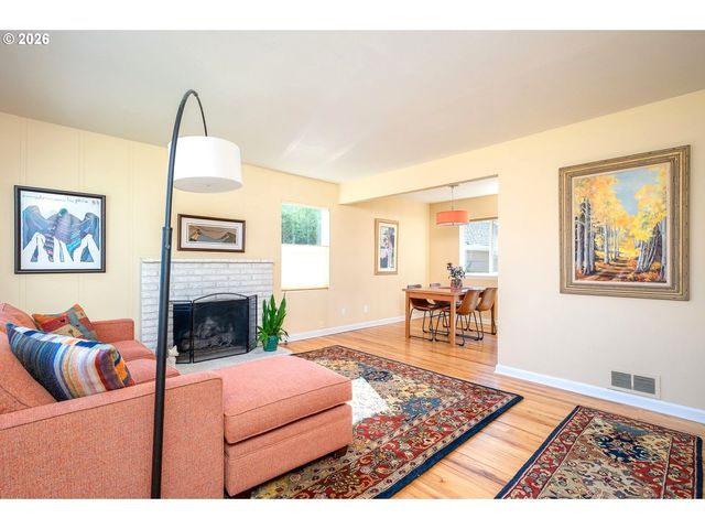 8922 Se MARKET St, Portland, OR 97216