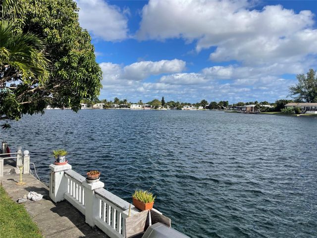 5724 Lagoon Dr, Fort Lauderdale, FL 33312