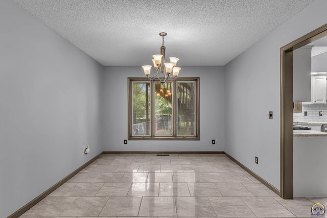 6236 SW 25th ST, Topeka, KS 66614