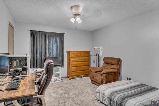 6236 SW 25th ST, Topeka, KS 66614