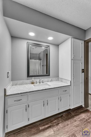 6236 SW 25th ST, Topeka, KS 66614