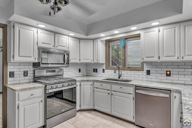 6236 SW 25th ST, Topeka, KS 66614